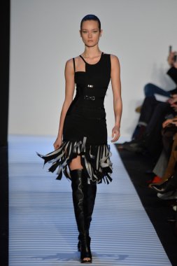 Max Azria tarafından Herve Leger modeli