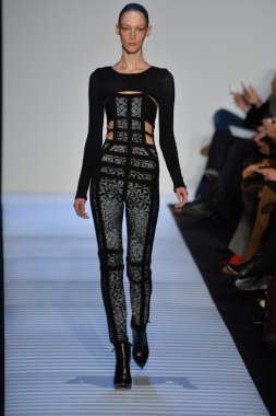 Max Azria tarafından Herve Leger modeli