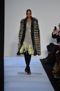 Max Azria tarafından Herve Leger modeli