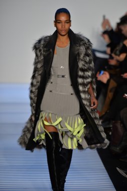 Max Azria tarafından Herve Leger modeli