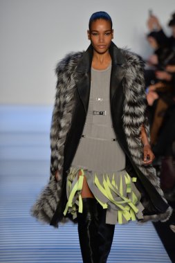 Max Azria tarafından Herve Leger modeli