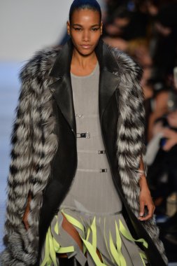 Max Azria tarafından Herve Leger modeli