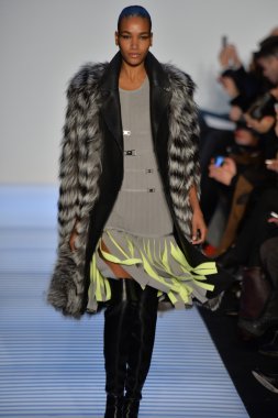 Max Azria tarafından Herve Leger modeli