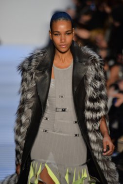 Max Azria tarafından Herve Leger modeli