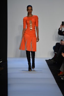 Max Azria tarafından Herve Leger modeli