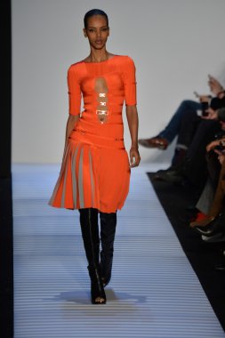 Max Azria tarafından Herve Leger modeli