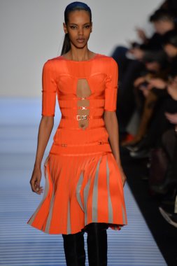 Max Azria tarafından Herve Leger modeli