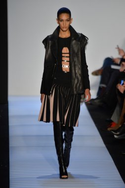Max Azria tarafından Herve Leger modeli