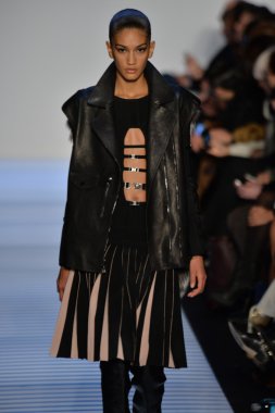 Max Azria tarafından Herve Leger modeli