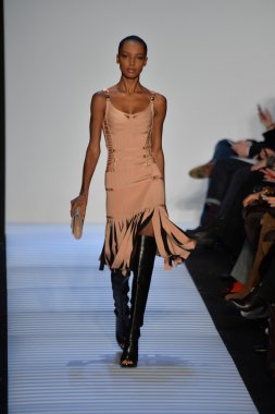 Max Azria tarafından Herve Leger modeli