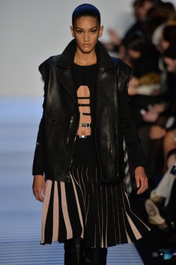 Max Azria tarafından Herve Leger modeli