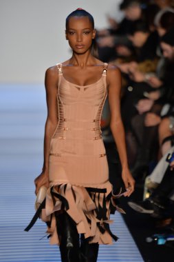 Max Azria tarafından Herve Leger modeli