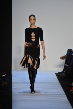 Max Azria tarafından Herve Leger modeli