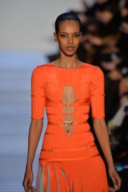 Max Azria tarafından Herve Leger modeli
