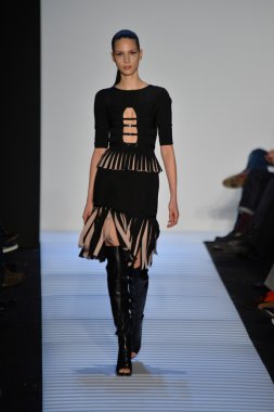 Max Azria tarafından Herve Leger modeli