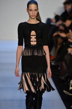 Max Azria tarafından Herve Leger modeli