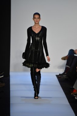 Max Azria tarafından Herve Leger modeli