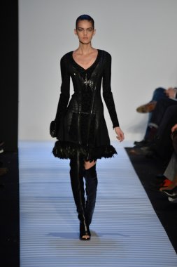 Max Azria tarafından Herve Leger modeli