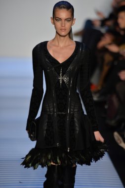 Max Azria tarafından Herve Leger modeli