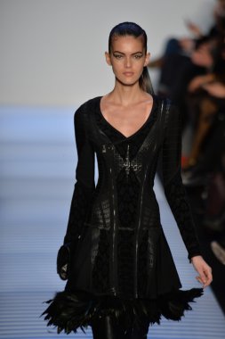 Max Azria tarafından Herve Leger modeli