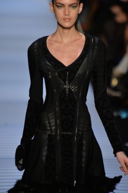 Max Azria tarafından Herve Leger modeli