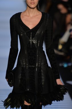 Max Azria tarafından Herve Leger modeli
