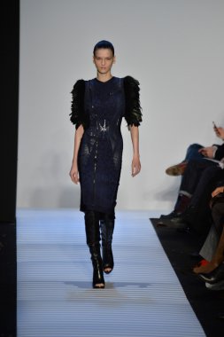 Max Azria tarafından Herve Leger modeli