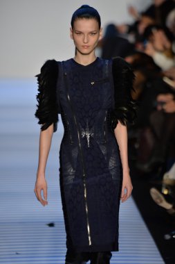 Max Azria tarafından Herve Leger modeli