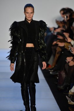 Max Azria tarafından Herve Leger modeli