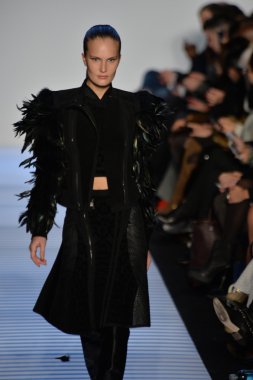 Max Azria tarafından Herve Leger modeli