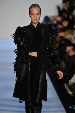 Max Azria tarafından Herve Leger modeli