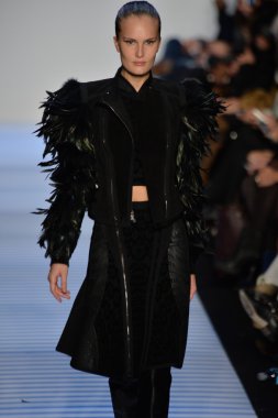 Max Azria tarafından Herve Leger modeli