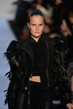 Max Azria tarafından Herve Leger modeli