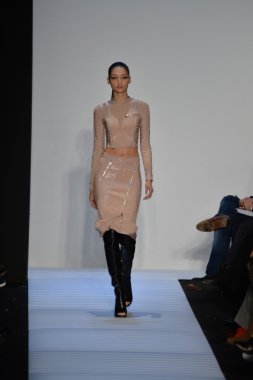 Max Azria tarafından Herve Leger modeli