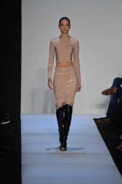 Max Azria tarafından Herve Leger modeli