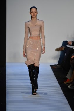 Max Azria tarafından Herve Leger modeli