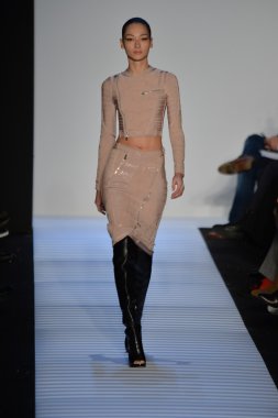 Max Azria tarafından Herve Leger modeli