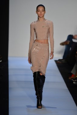 Max Azria tarafından Herve Leger modeli