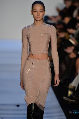 Max Azria tarafından Herve Leger modeli