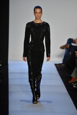 Max Azria tarafından Herve Leger modeli