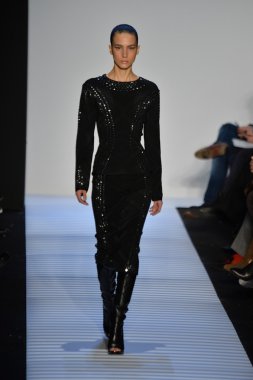 Max Azria tarafından Herve Leger modeli