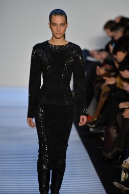 Max Azria tarafından Herve Leger modeli