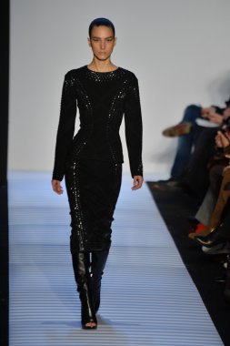 Max Azria tarafından Herve Leger modeli