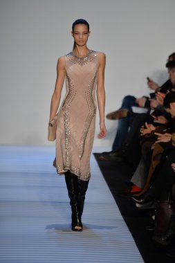 Max Azria tarafından Herve Leger modeli