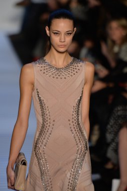 Max Azria tarafından Herve Leger modeli