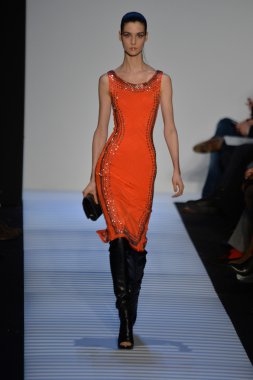 Max Azria tarafından Herve Leger modeli