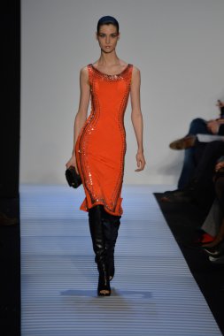 Max Azria tarafından Herve Leger modeli