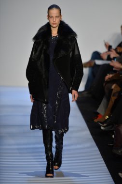 Max Azria tarafından Herve Leger modeli