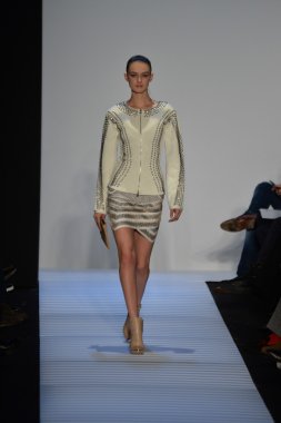 Max Azria tarafından Herve Leger modeli