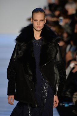 Max Azria tarafından Herve Leger modeli